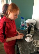 Яна заваривает чай